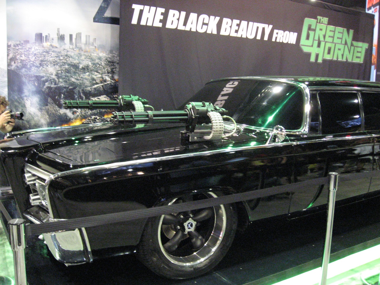 Wit машина. Chrysler Imperial 1965 Green Hornet. Крайслер Империал зеленый Шершень. Зелёный Шершень машина. Крайслер Империал 1966 зелёный Шершень.